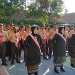 Tampil Beda, Petugas Upacara Peringatan HUT Ke-78 Republik Indonesia di MTsN 1 Bojonegoro, Kenakan Pakaian Adat. 